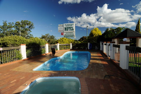 McNevins Warwick Motel And Gunyah Restaurant - Accommodation Gladstone 2