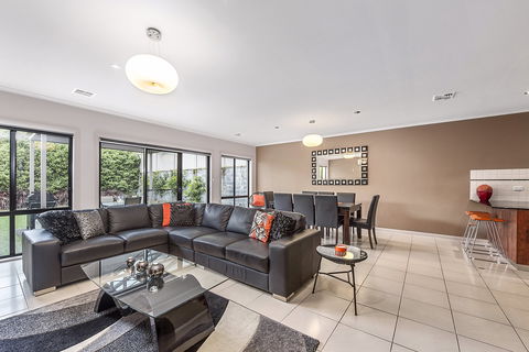 Mount Gambier Apartments - MG Delux - Accommodation Gladstone 0