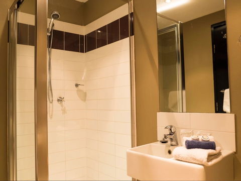 The Windsor Castle Hotel - Accommodation Gladstone 2