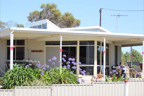 Deckadence Seafront - Accommodation Gladstone 0