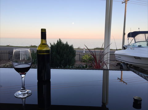 Deckadence Seafront - Accommodation Gladstone 2