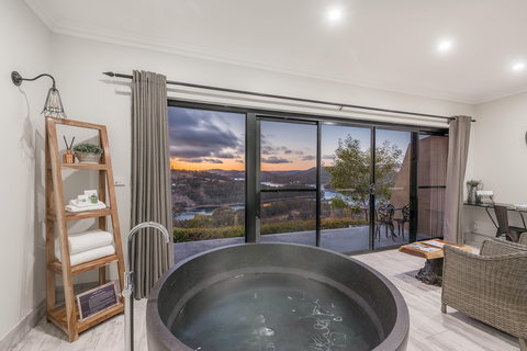 Eagle View Escape - Accommodation Gladstone 0