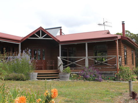 Eagle's Roost Farmstay B&B - Accommodation Gladstone 0