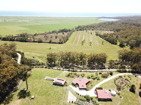 Eagle's Roost Farmstay B&B - Accommodation Gladstone 1