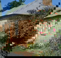 Hamilton's Cottage Collection and Country Gardens - Emmas Cottage - Accommodation Gladstone