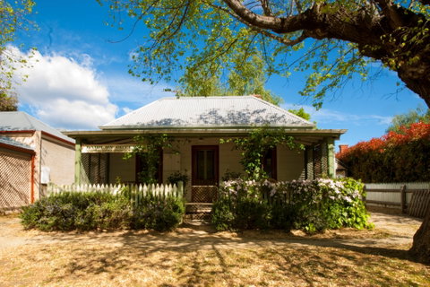 Laidlaw Cottage - Accommodation Gladstone 0