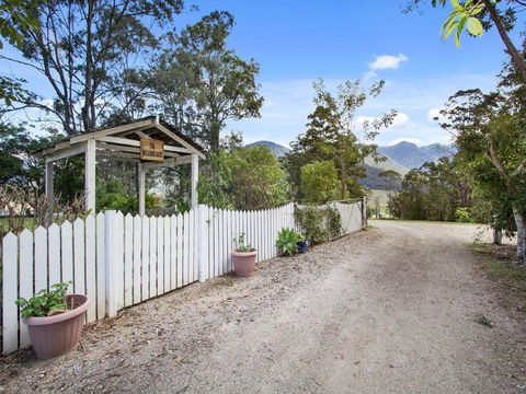 Limpinwood Lodge - Accommodation Gladstone 0