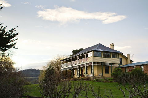 Stanton Farmhouse - Accommodation Gladstone 0