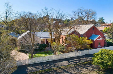 Sunday House - Maldon - Accommodation Gladstone 0