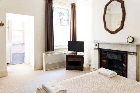 The Mercantile Hotel - Accommodation Gladstone 1