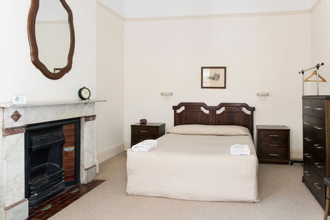The Mercantile Hotel - Accommodation Gladstone 2