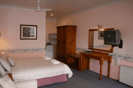 New England Motor Inn - Accommodation Gladstone 1