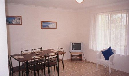 JJ's Holiday Cottages - Butler Street - Accommodation Gladstone 0