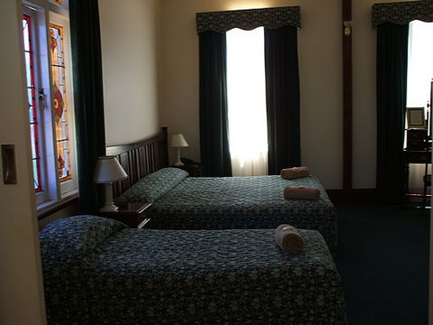 Shamrock Hotel - Accommodation Gladstone 2