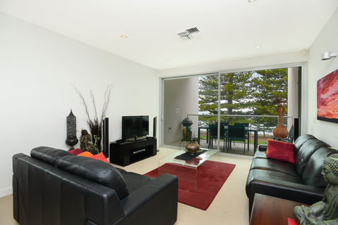 24 The Breeze - Sea Views Right In The Heart Of Victor Harbor - Accommodation Gladstone 1