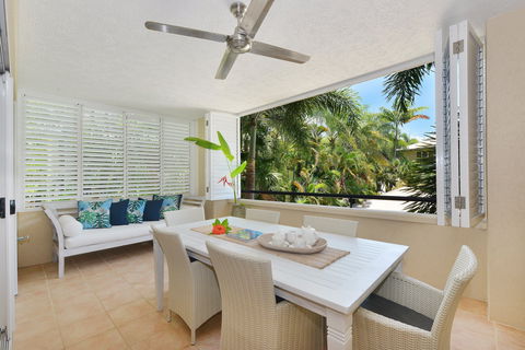 Cayman Villas Port Douglas - Accommodation Gladstone 2