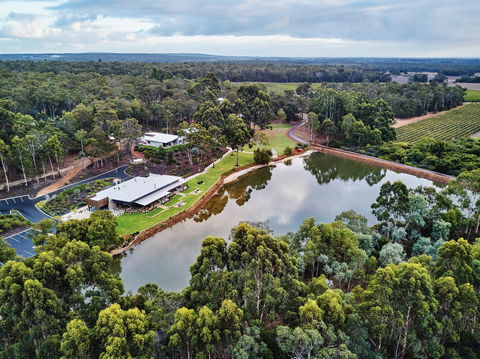 Eight Willows Retreat - Accommodation Gladstone 0