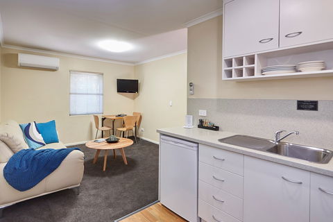 Elphin  Motel & Serviced Apartments - Accommodation Gladstone 2