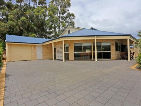 Falcon By The Bay - Accommodation Gladstone 1