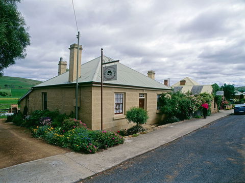 Hamilton's Cottage Collection And Country Gardens - Edwards - Accommodation Gladstone 1