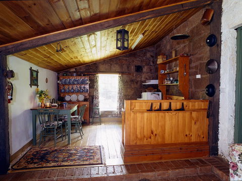 Hamilton's Cottage Collection And Country Gardens - Edwards - Accommodation Gladstone 2