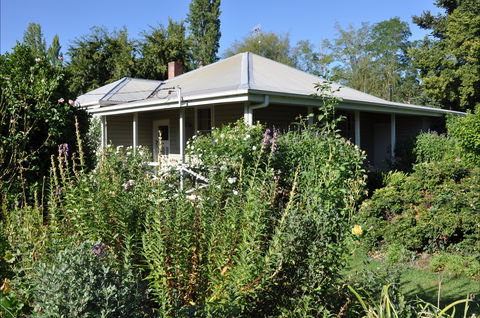Honeysuckle Cottage - Accommodation Gladstone 0