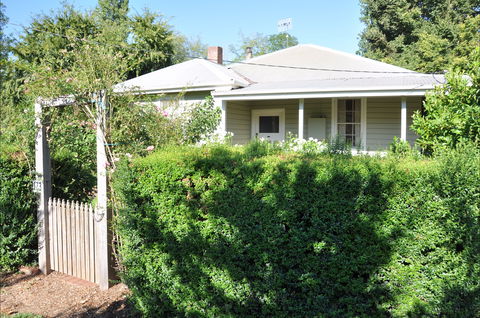 Honeysuckle Cottage - Accommodation Gladstone 2