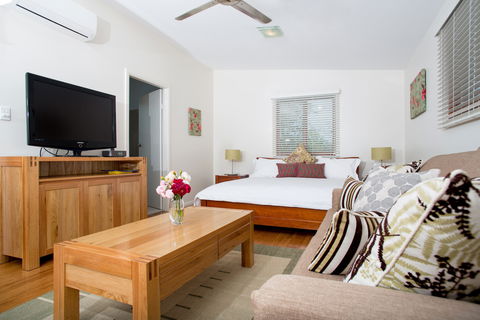 Lilypad Luxury Cabins - Accommodation Gladstone 2