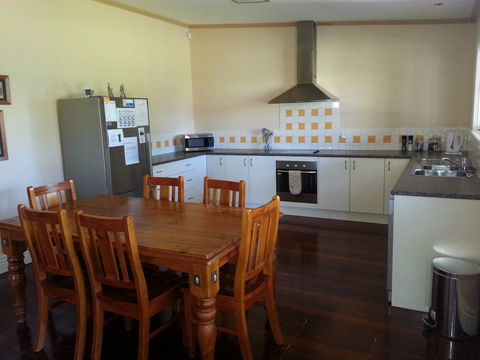 Phoenix Cottage - Accommodation Gladstone 0