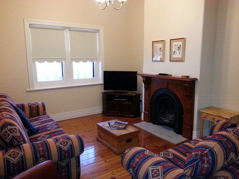 Phoenix Cottage - Accommodation Gladstone 1