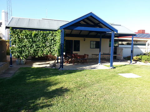 Phoenix Cottage - Accommodation Gladstone 2