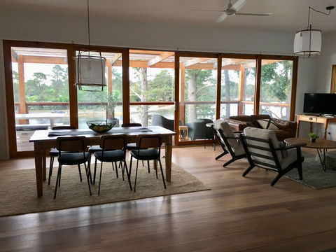The Lakehouse Beechworth - Accommodation Gladstone 2