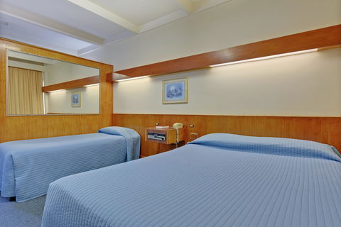 Village Family Motor Inn - Accommodation Gladstone 2