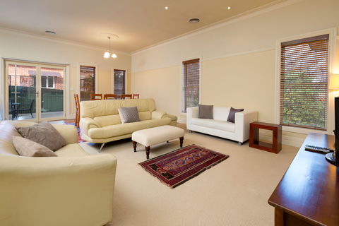 Ampleforth East - Accommodation Gladstone 2