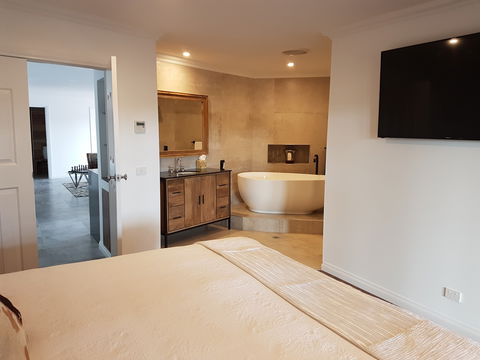 Animal Land Farm Stay - Accommodation Gladstone 1