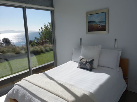Avalon Coastal Retreat - Accommodation Gladstone 2