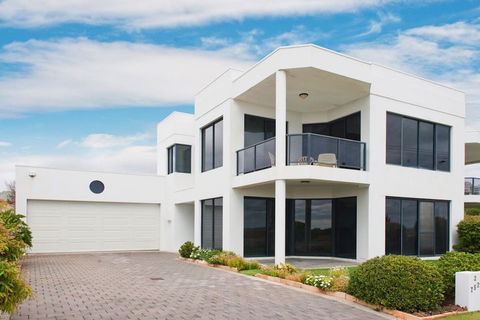 Bayside Beauty - Accommodation Gladstone 0