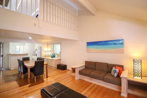 Blackbutt Family Loft Townhouse - Accommodation Gladstone 2