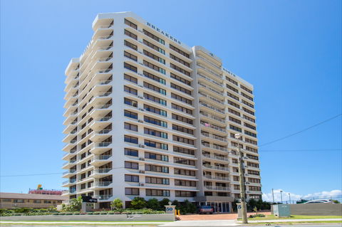 Breakers North - Absolute Beach Front Holiday Apartments - Accommodation Gladstone 1