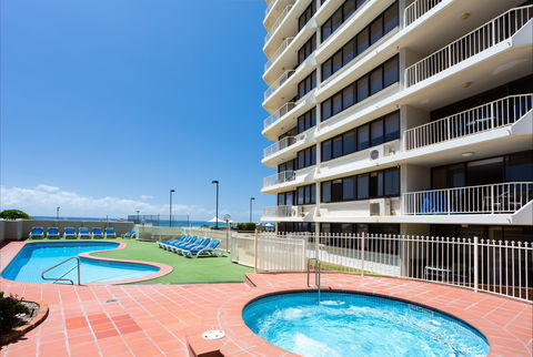 Breakers North - Absolute Beach Front Holiday Apartments - Accommodation Gladstone 2