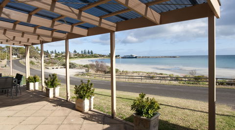 Cape View Cottage - Accommodation Gladstone 0