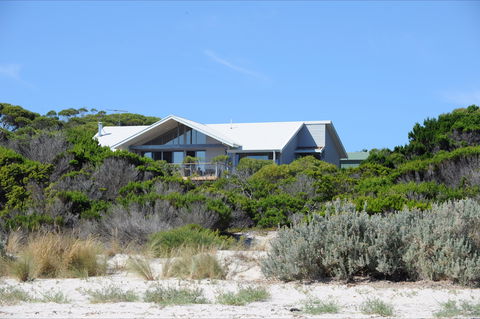Cassini Beach House - Accommodation Gladstone 0