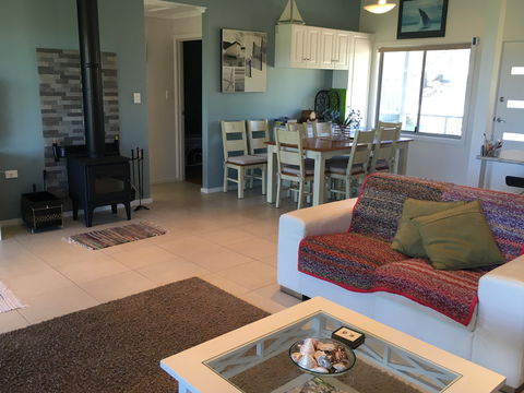 Falcon Blue - Accommodation Gladstone 2