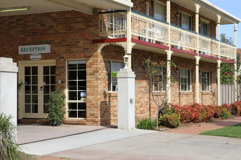 Grand Manor Motor Inn - Accommodation Gladstone 0