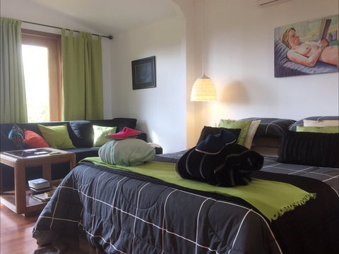 Jonathan Art Centre - Jarramarrumba House - Accommodation Gladstone 1