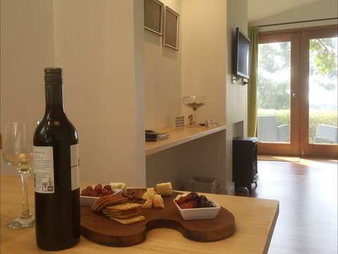 Jonathan Art Centre - Jarramarrumba House - Accommodation Gladstone 2