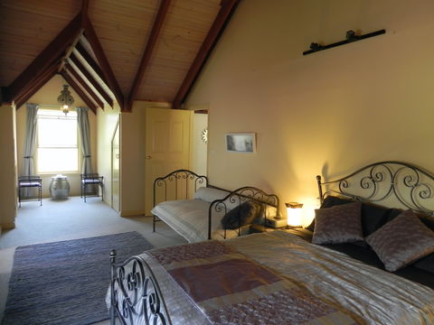 Longbeach Clifftop Retreat - Accommodation Gladstone 1