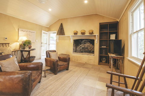 Mayfield Vineyard Cottages - Accommodation Gladstone 2