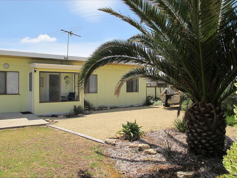 Seahorse Beach Shack - Accommodation Gladstone 0