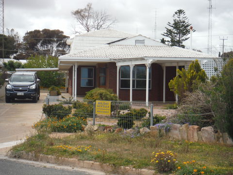 Shore Times - Accommodation Gladstone 1